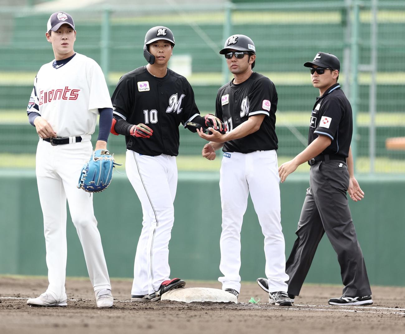 ロッテ対韓国ロッテ　4回表、右前打を放ち出塁する上田（左から2人目）（撮影・河田真司）