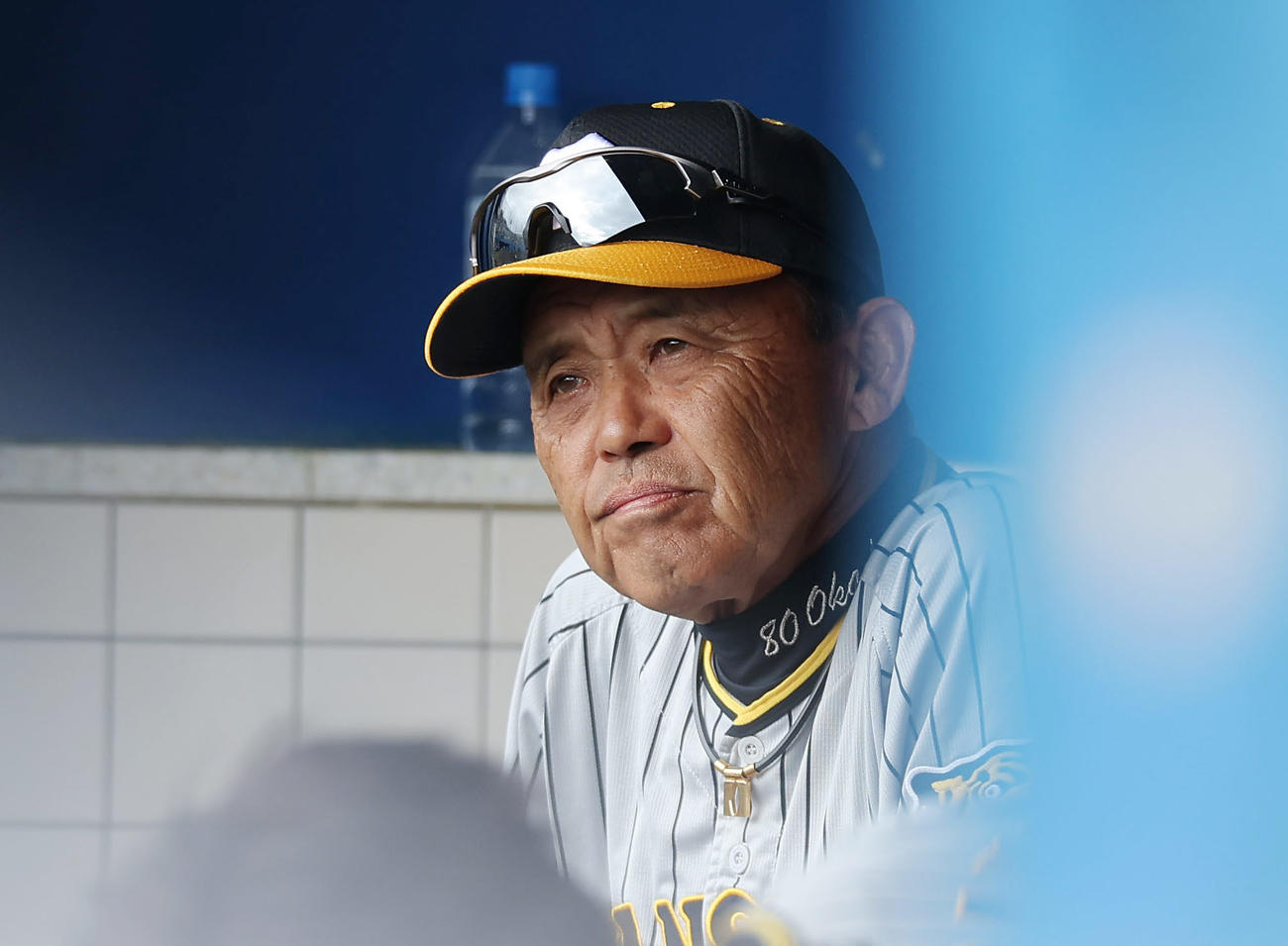 ヤクルト対阪神　9回表、厳しい表情で試合を見つめる阪神岡田監督（撮影・前田充）