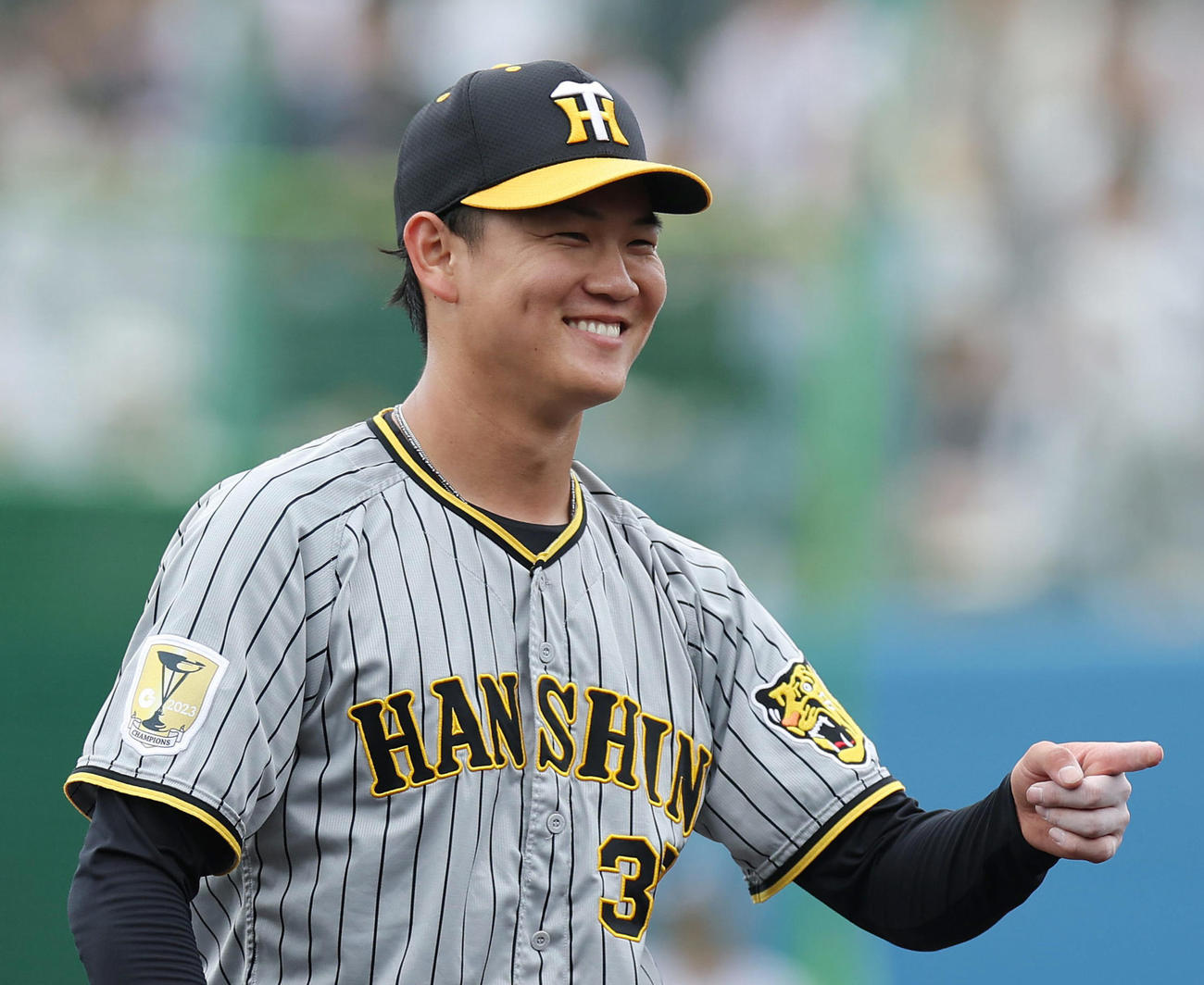 ヤクルト対阪神　7回裏ヤクルト2死三塁、内山を三ゴロに仕留め、笑顔を見せながらベンチへ戻る及川（撮影・前田充）