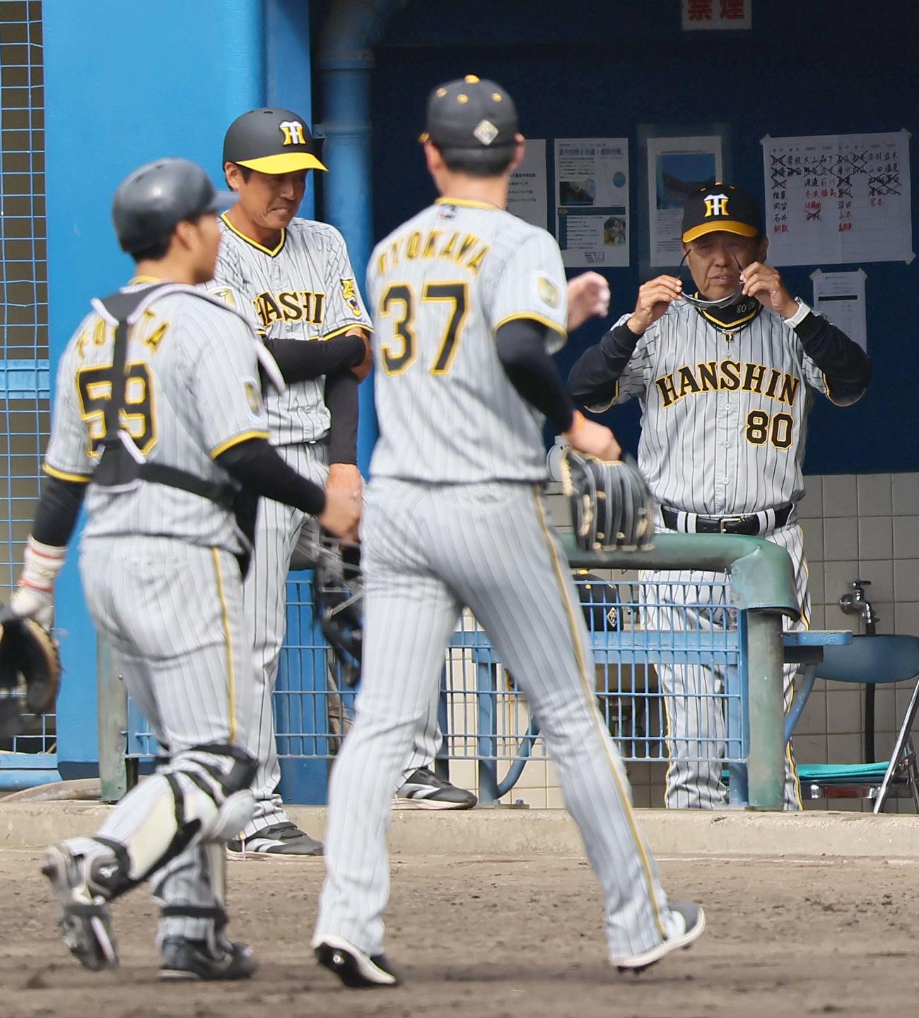 ヤクルト対阪神　岡田監督（右）は好投する及川（右から2人目）に視線を送る（撮影・上田博志）