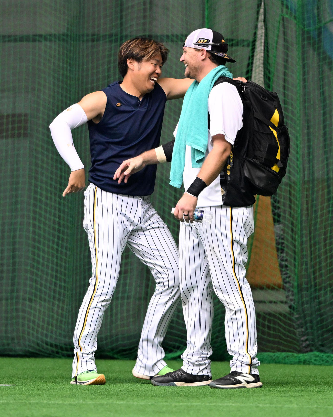 笑顔で熱いハグをする西勇（左）とノイジー（撮影・前岡正明）