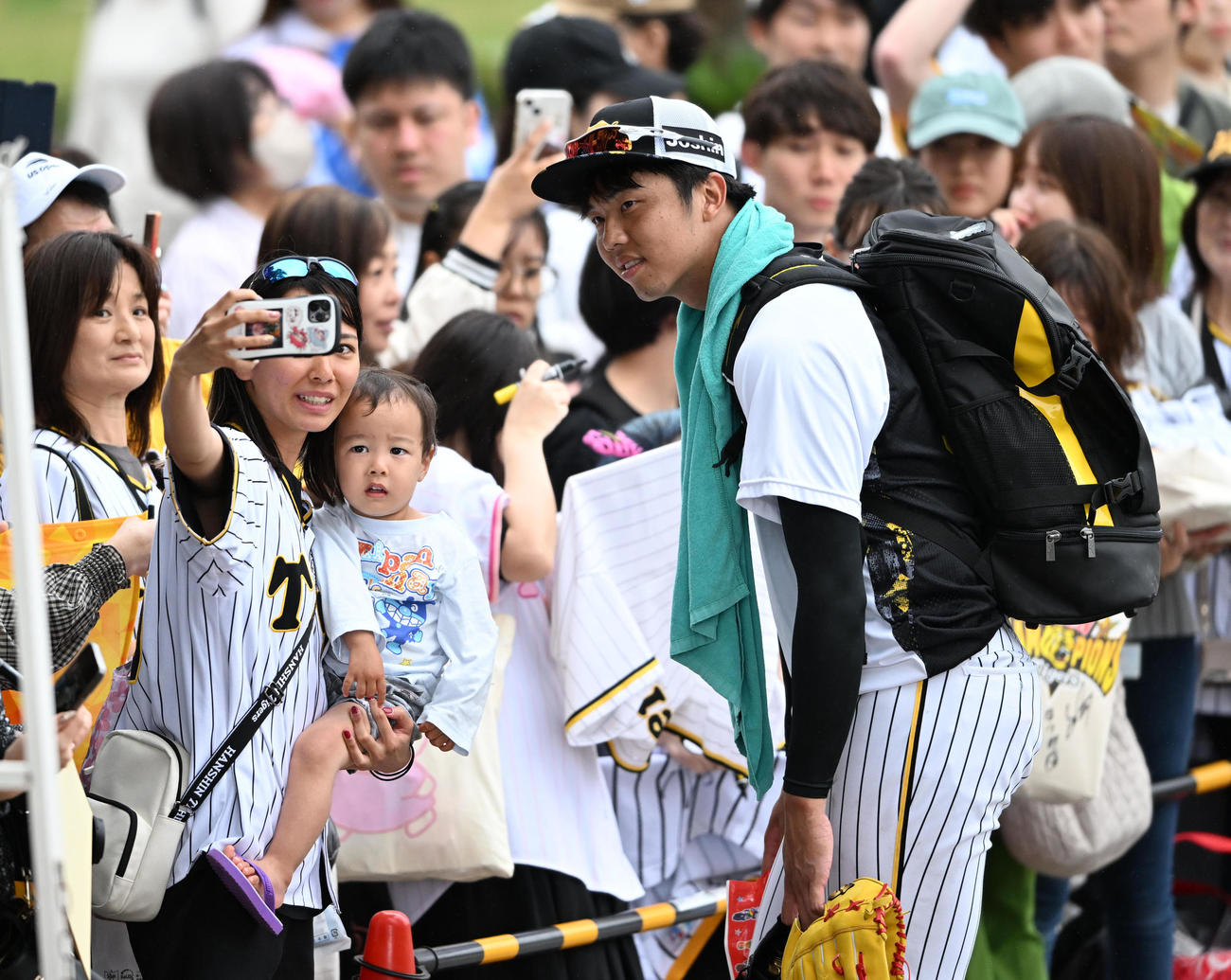 ファンと記念撮影を行う阪神才木（撮影・前岡正明）