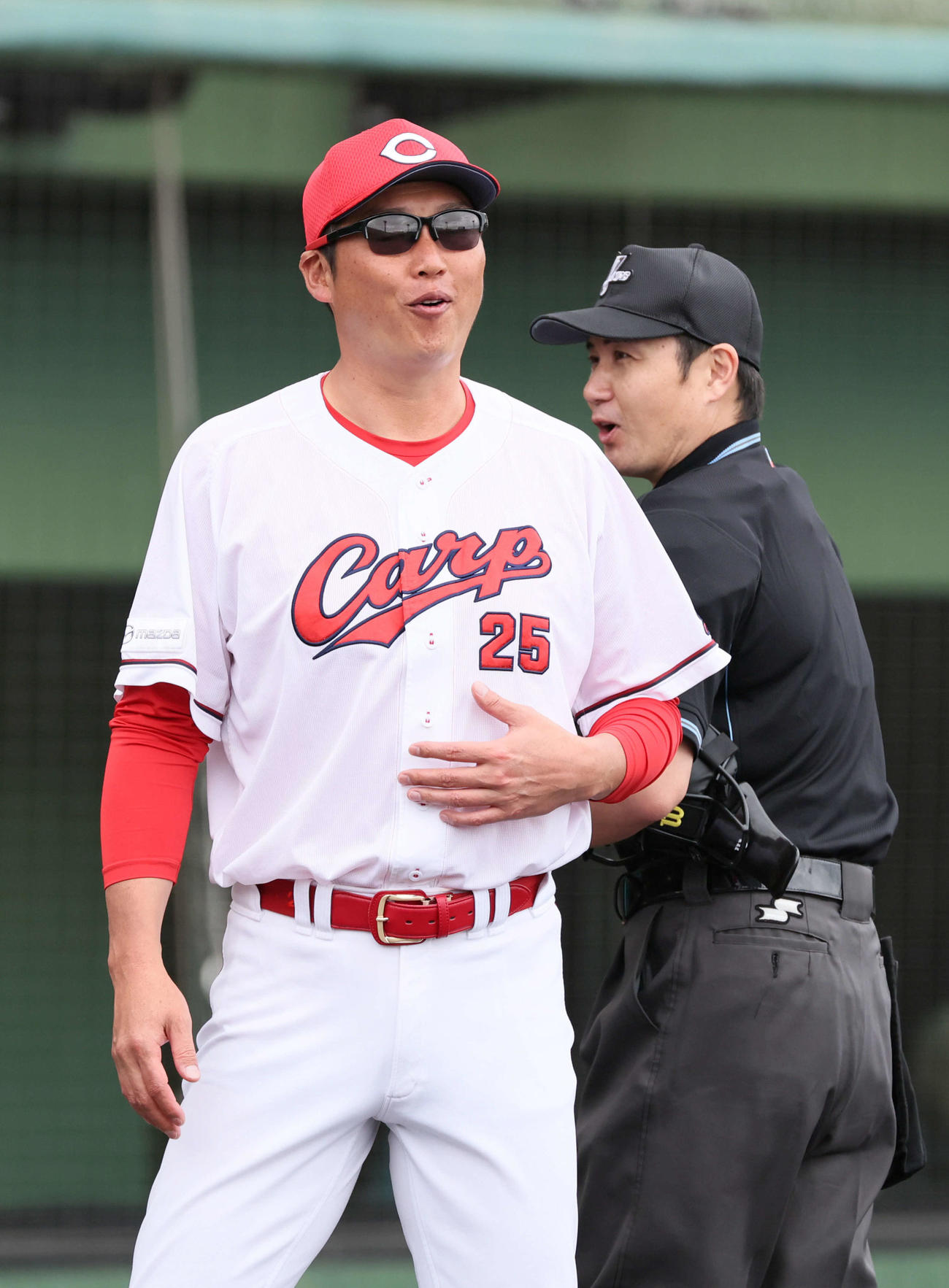 広島対巨人　2回裏終了時、交代を告げる広島新井監督（撮影・加藤孝規）