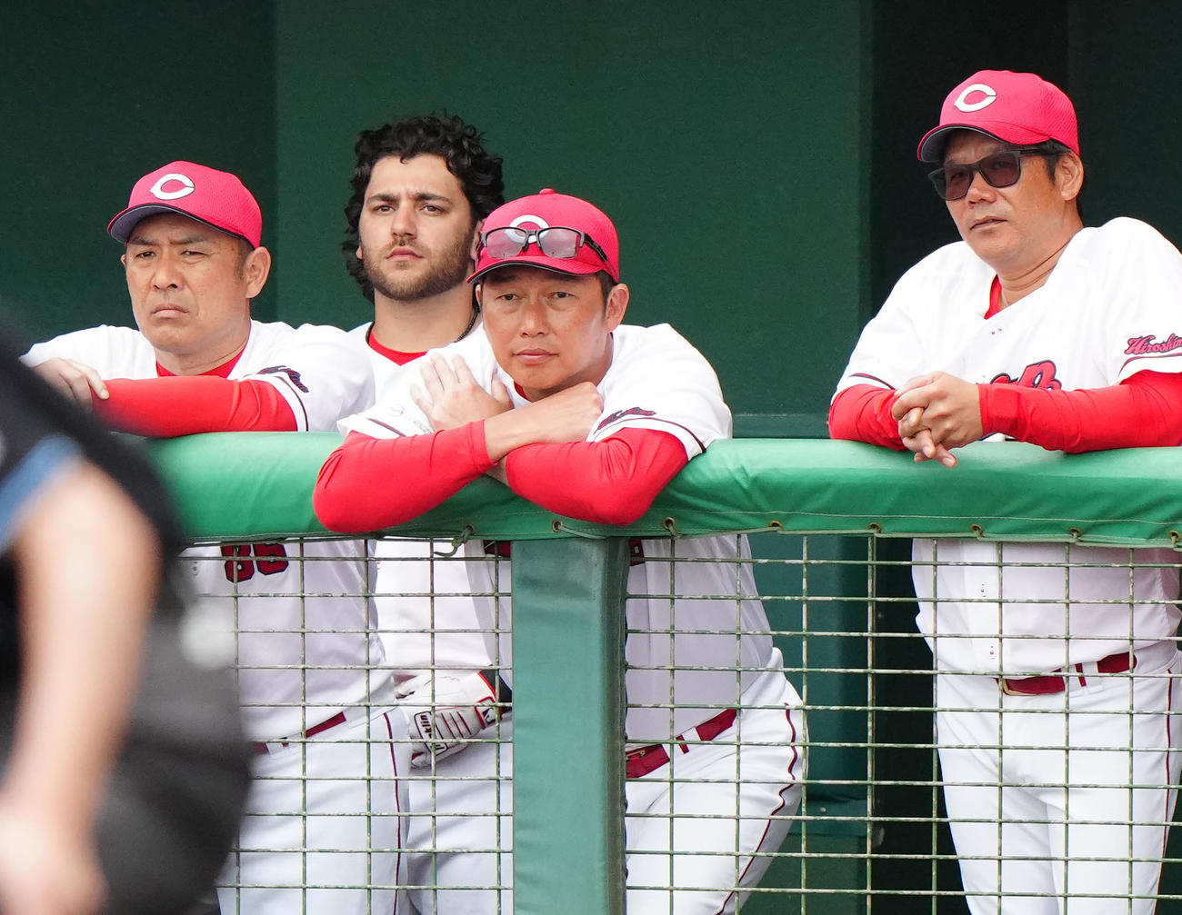 広島対巨人　8回表、ベンチから戦況を見つめる広島新井監督（中央）（撮影・江口和貴）