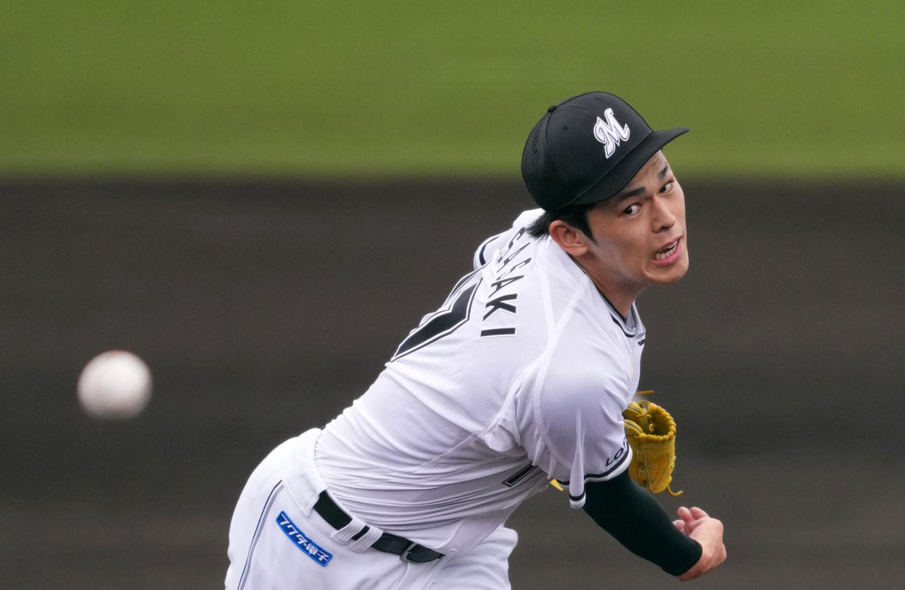 ロッテ対ロッテジャイアンツ　力投するロッテ先発の佐々木（撮影・横山健太）