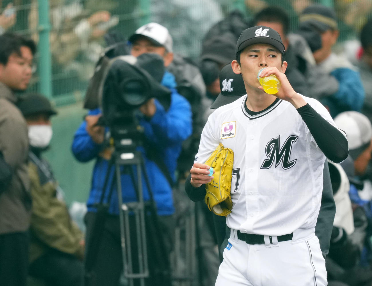 ロッテ対ロッテジャイアンツ　水分補給をするロッテ佐々木（撮影・横山健太）