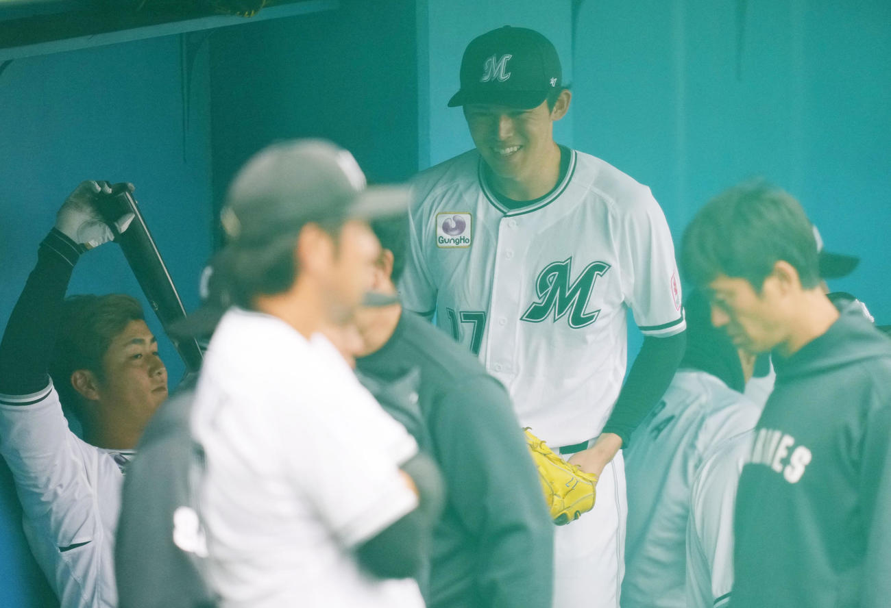 ロッテ対ロッテジャイアンツ　試合開始前、笑顔をみせるロッテ佐々木（撮影・横山健太）