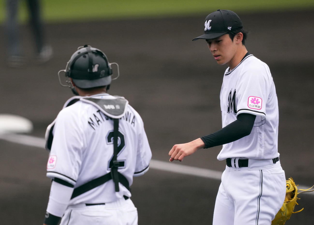 ロッテ対ロッテジャイアンツ　1回表を無失点に抑えロッテ松川（左）とタッチを交わす佐々木（撮影・横山健太）