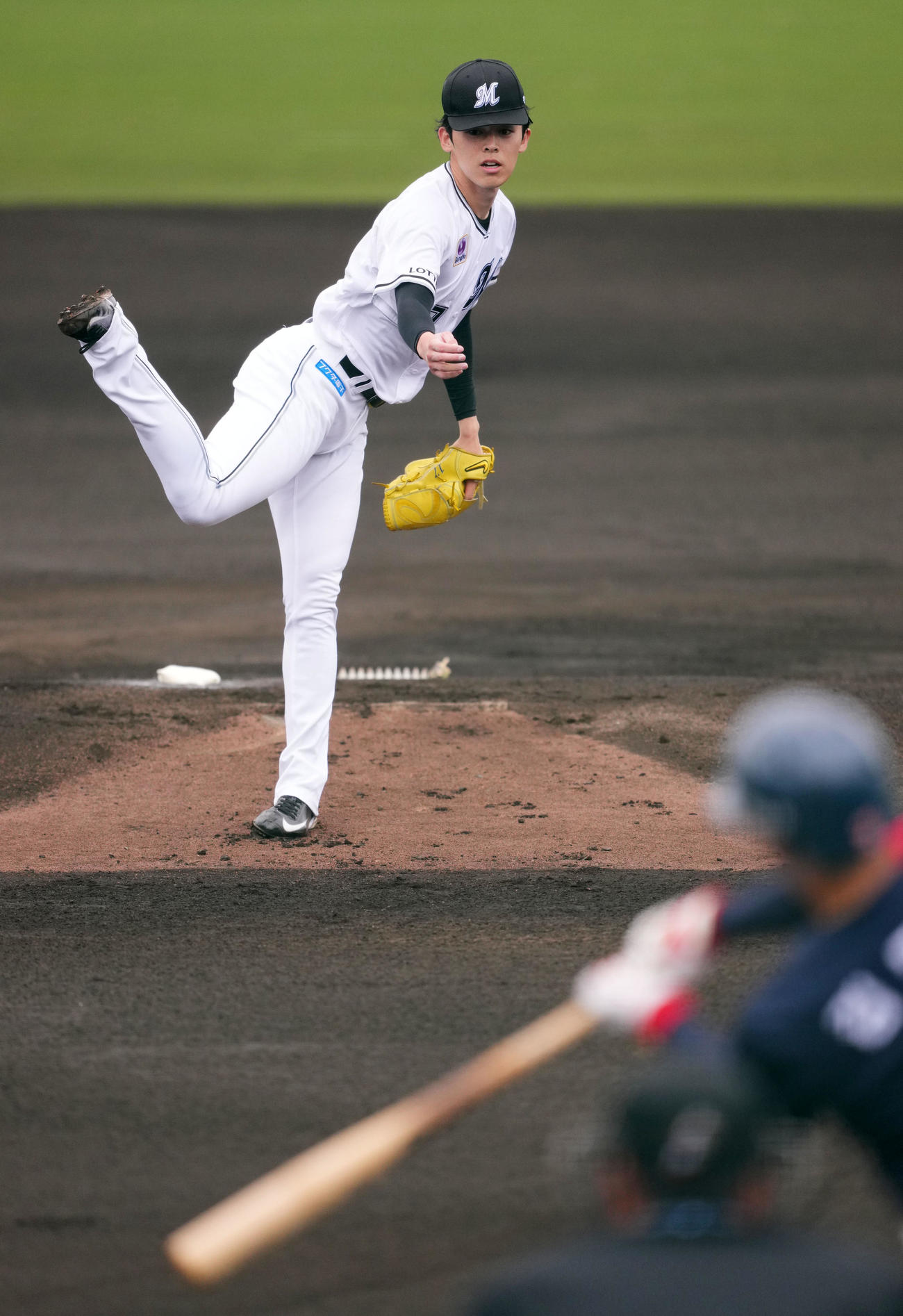 ロッテ対ロッテジャイアンツ　力投するロッテ先発の佐々木（撮影・横山健太）