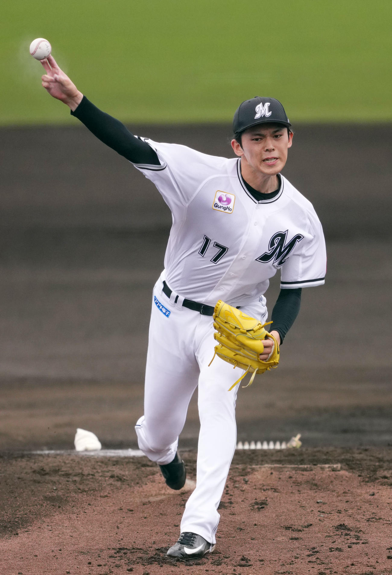 ロッテ対ロッテジャイアンツ　力投するロッテ先発の佐々木（撮影・横山健太）