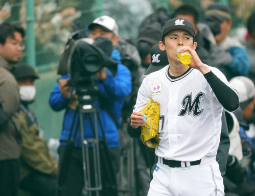 ロッテ対ロッテジャイアンツ　水分補給をするロッテ佐々木（撮影・横山健太）
