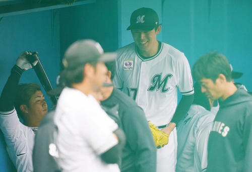 ロッテ対ロッテジャイアンツ　試合開始前、笑顔をみせるロッテ佐々木（撮影・横山健太）