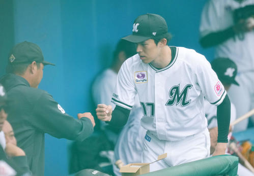 ロッテ対ロッテジャイアンツ　試合開始前、ナインとタッチを交わすロッテ佐々木（撮影・横山健太）