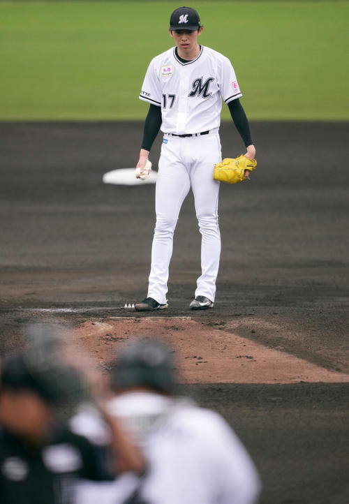 ロッテ対ロッテジャイアンツ　1回表開始前、マウンドに向かうロッテ佐々木（撮影・横山健太）