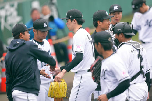 ロッテ対ロッテジャイアンツ　1回表を無失点に抑えナインタッチを交わすロッテ佐々木（中央）（撮影・横山健太）