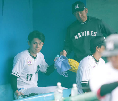 ロッテ対ロッテジャイアンツ　1回表を無失点に抑えロッテ小野コーチ（右）とタッチを交わす佐々木（撮影・横山健太）