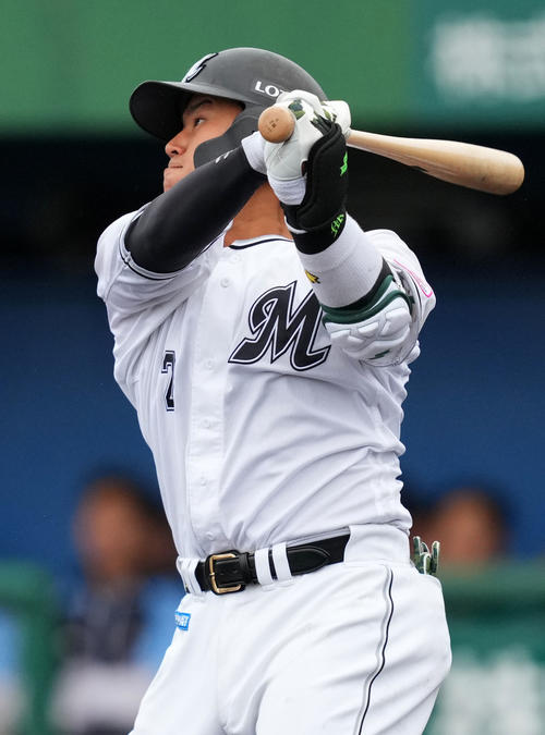 ロッテ対ロッテジャイアンツ　2回裏ロッテ1死、中越え本塁打を放つ松川（撮影・横山健太）
