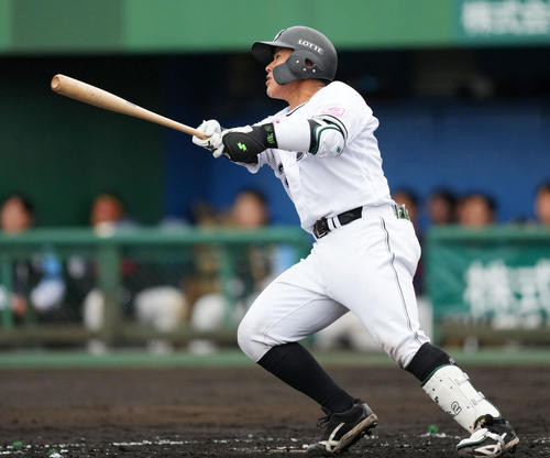 ロッテ対ロッテジャイアンツ　2回裏ロッテ1死、中越え本塁打を放つ松川（撮影・横山健太）