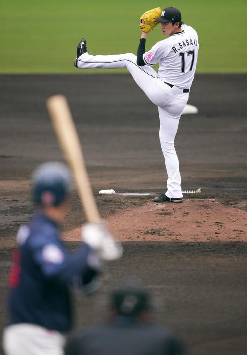 ロッテ対ロッテジャイアンツ　力投するロッテ先発の佐々木（撮影・横山健太）