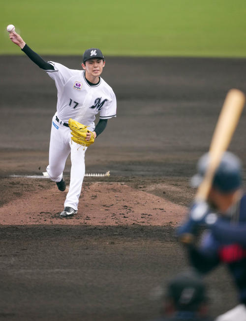 ロッテ対ロッテジャイアンツ　力投するロッテ先発の佐々木（撮影・横山健太）