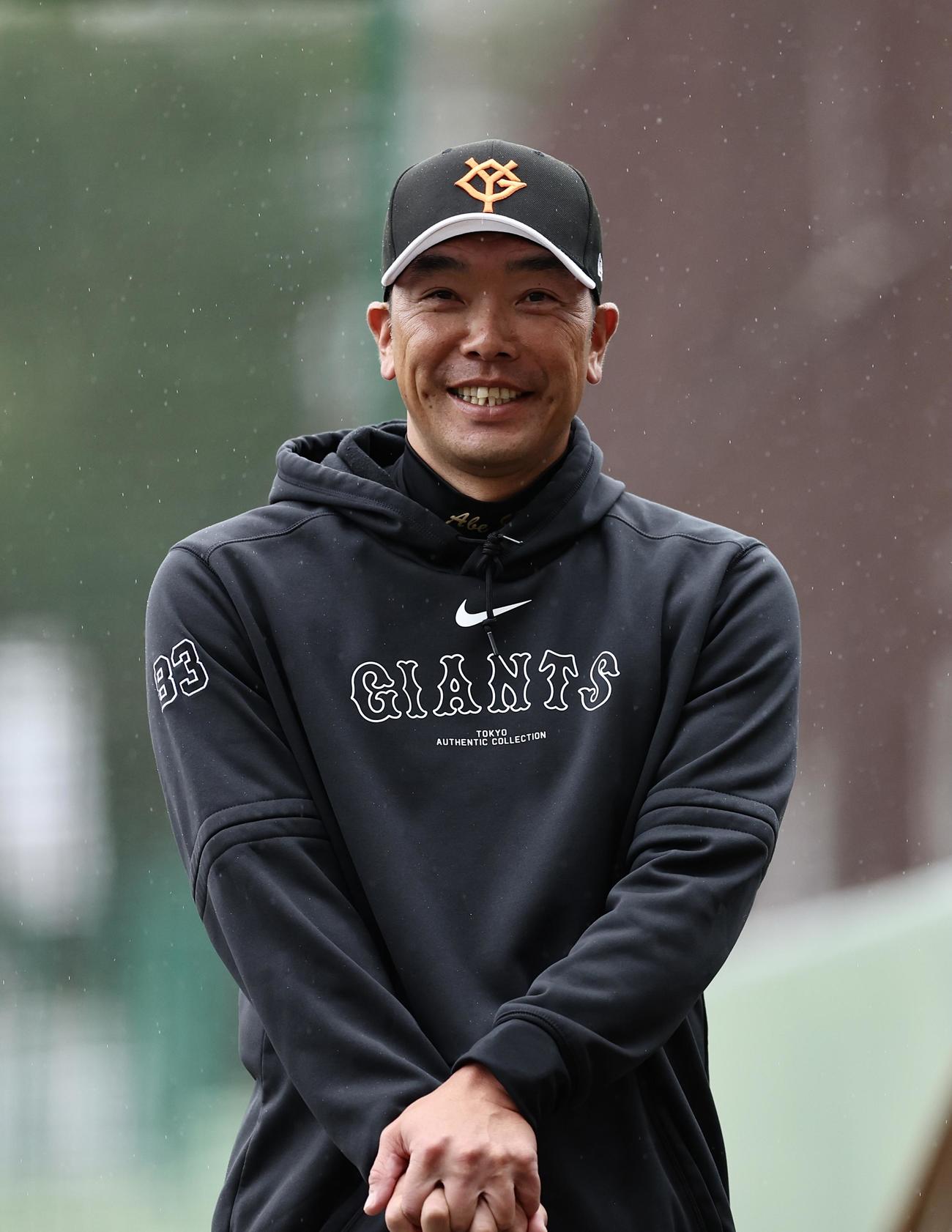 巨人対ヤクルト　試合前、笑顔を見せる巨人阿部慎之助監督（撮影・河田真司）