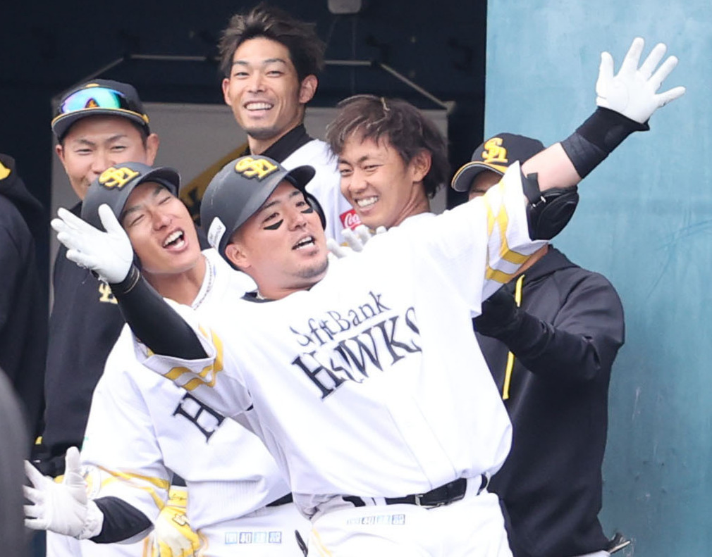 左越えに本塁打を放った山川は柳田と「どすこい！！！」（24年2月24日撮影）