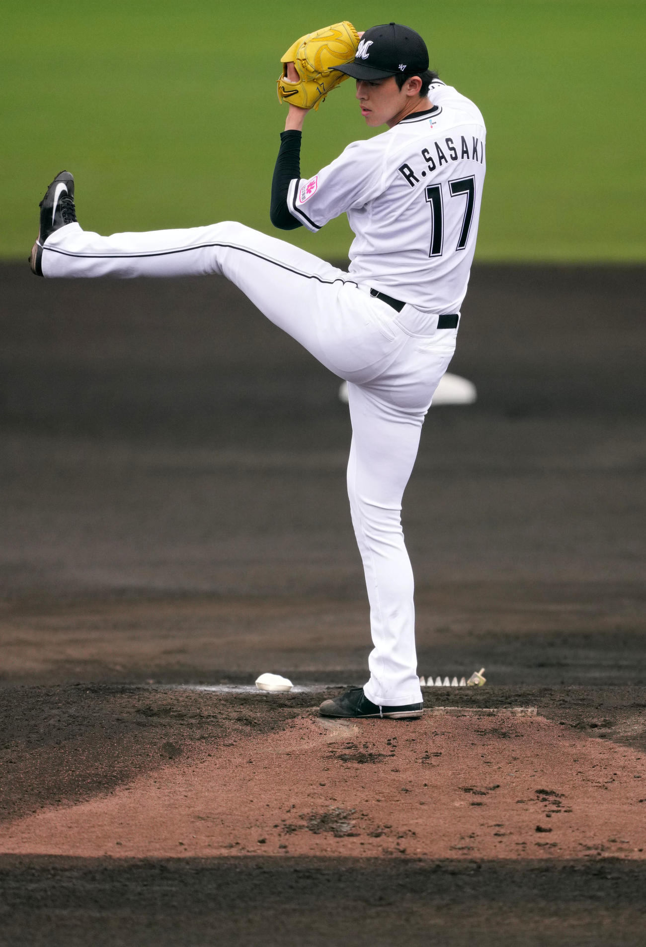 ロッテ対ロッテジャイアンツ　力投するロッテ先発の佐々木（撮影・横山健太）
