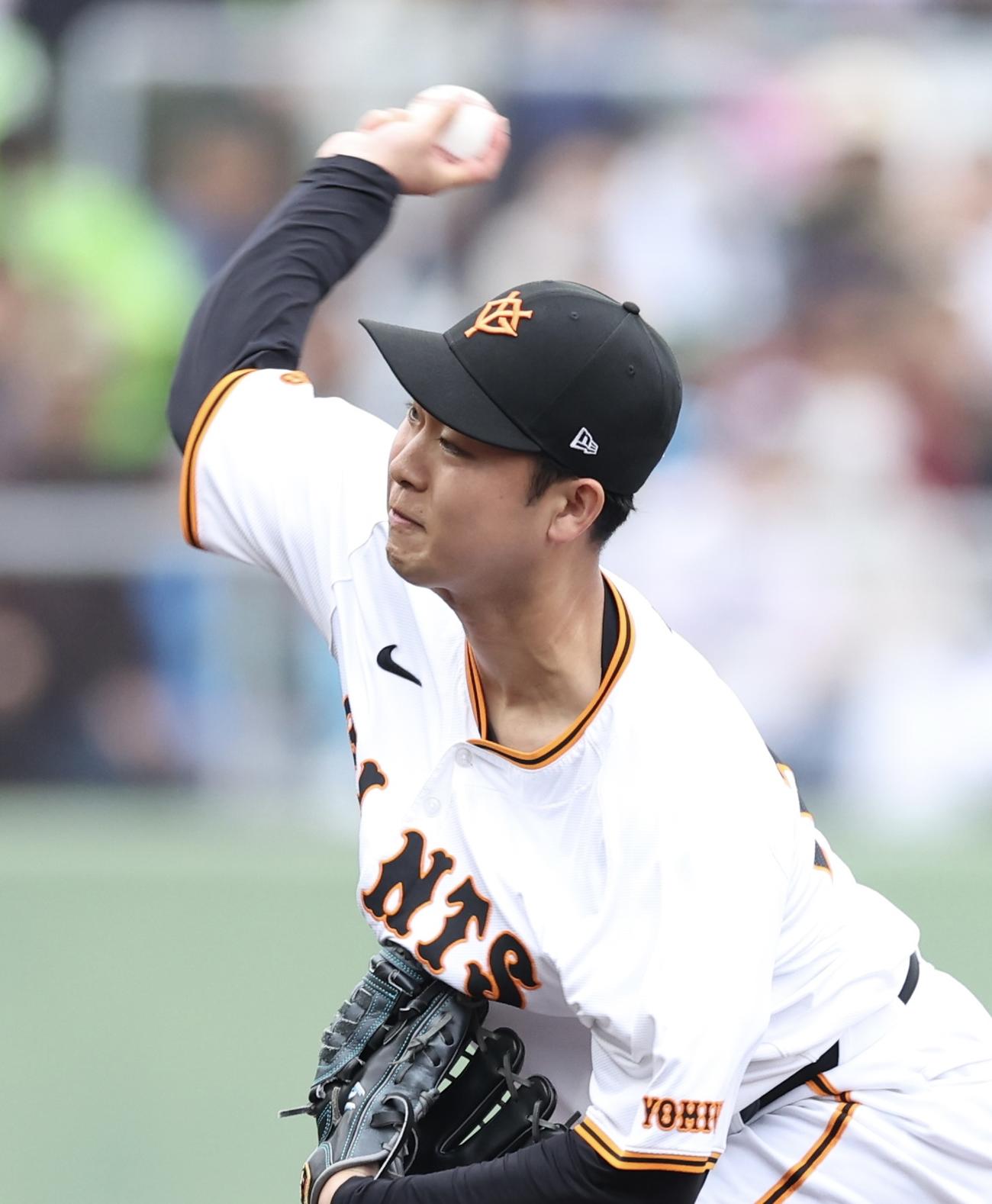 巨人対ヤクルト　先発登板する巨人山崎（撮影・河田真司）