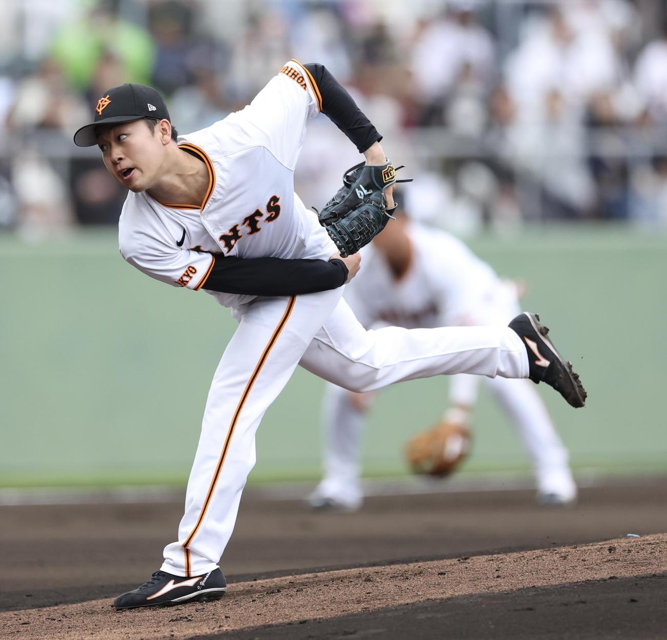 巨人対ヤクルト　先発登板する巨人山崎（撮影・河田真司）