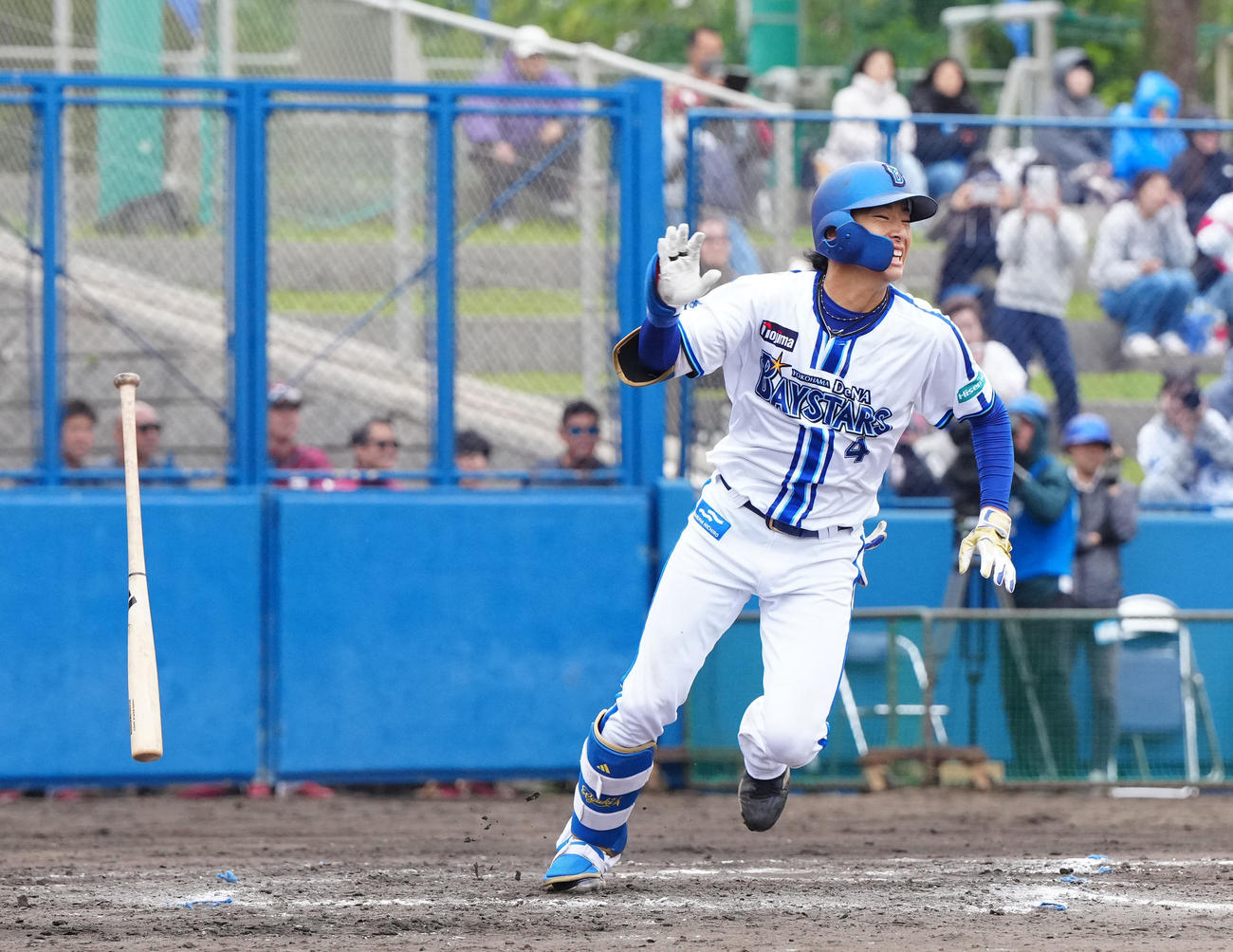 DeNA対楽天　5回裏DeNA2死一塁、右前打を放つ度会（撮影・江口和貴）