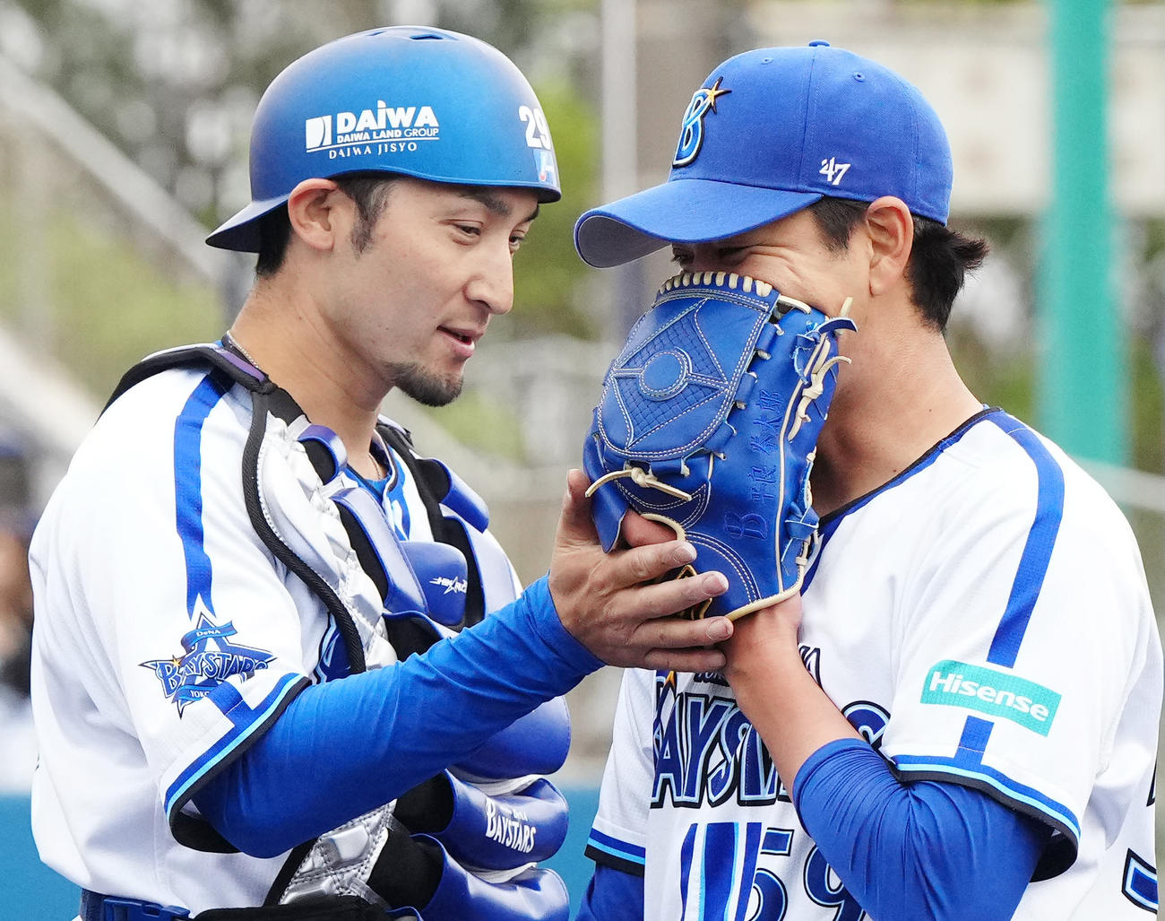 DeNA対楽天　3回表終了後、DeNA捕手伊藤（左）と言葉を交わす先発の平良（撮影・江口和貴）