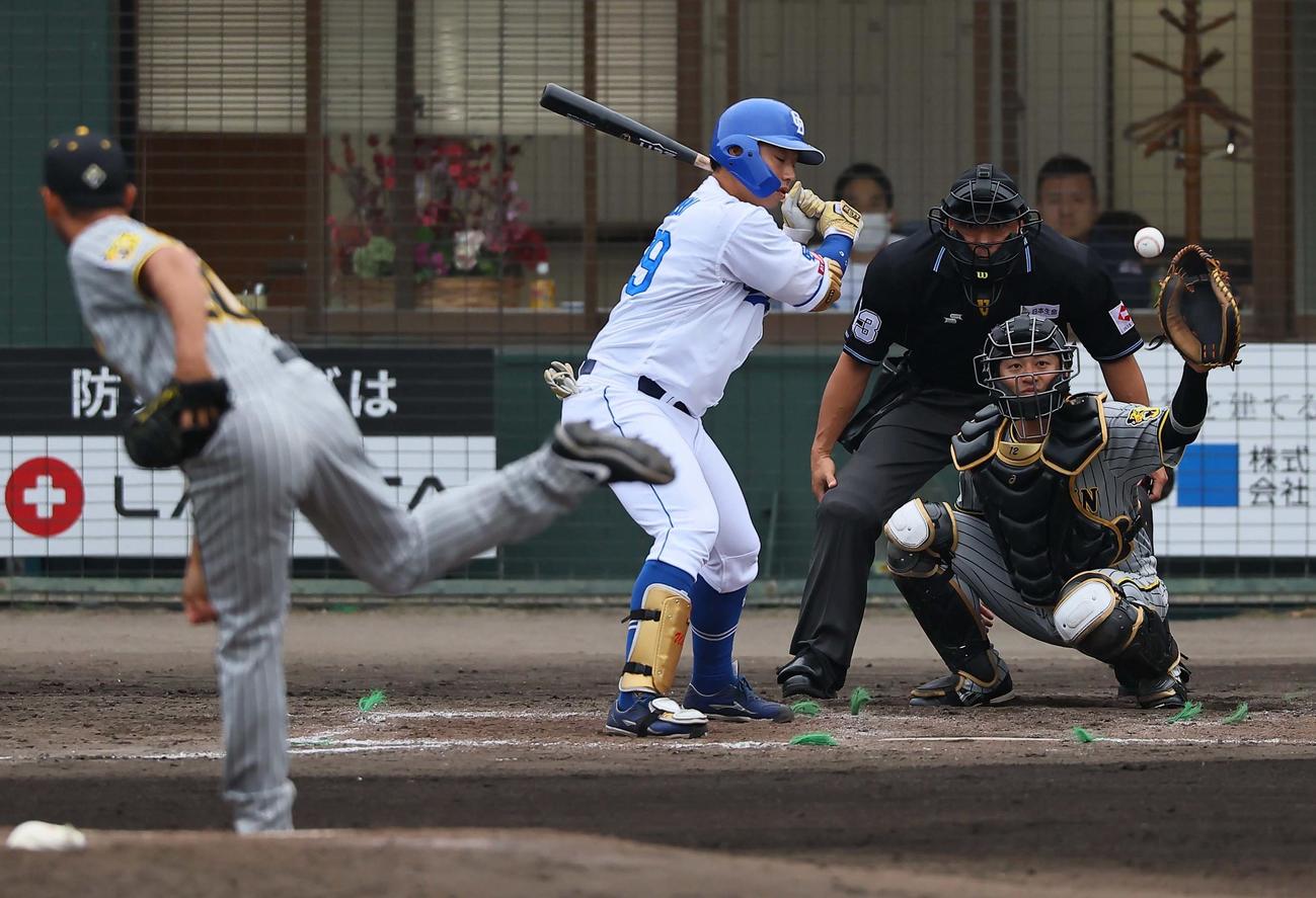 中日対阪神　4回裏中日無死、宇佐見は四球を選ぶ。投手はゲラ（撮影・上田博志）
