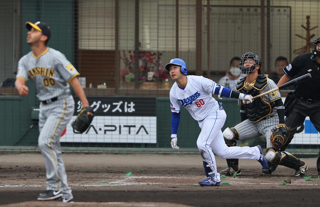 中日対阪神　4回裏中日2死、山本は右飛に倒れる。投手はゲラ（撮影・上田博志）