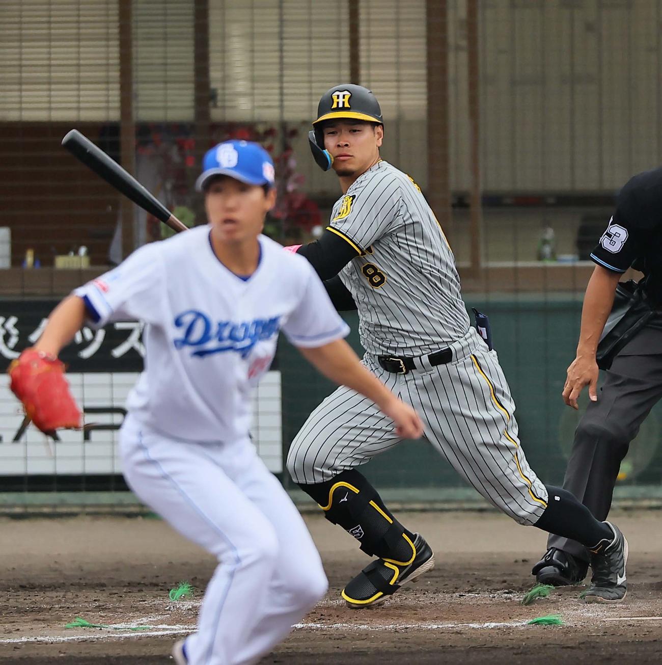 中日対阪神　4回表阪神1死、佐藤輝は中前打を放つ（撮影・上田博志）