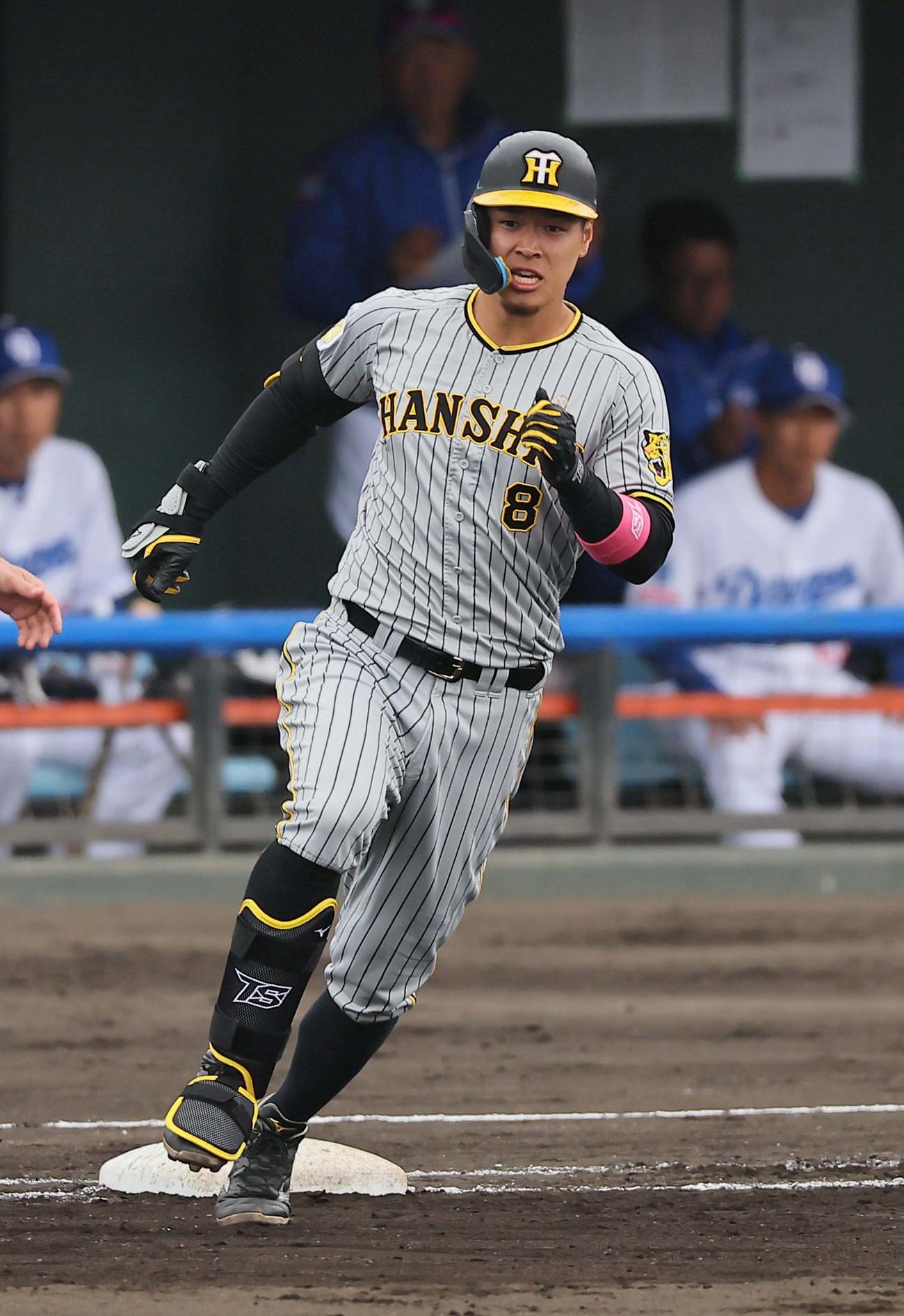 中日対阪神　4回表阪神1死、佐藤輝は中前打を放つ（撮影・上田博志）