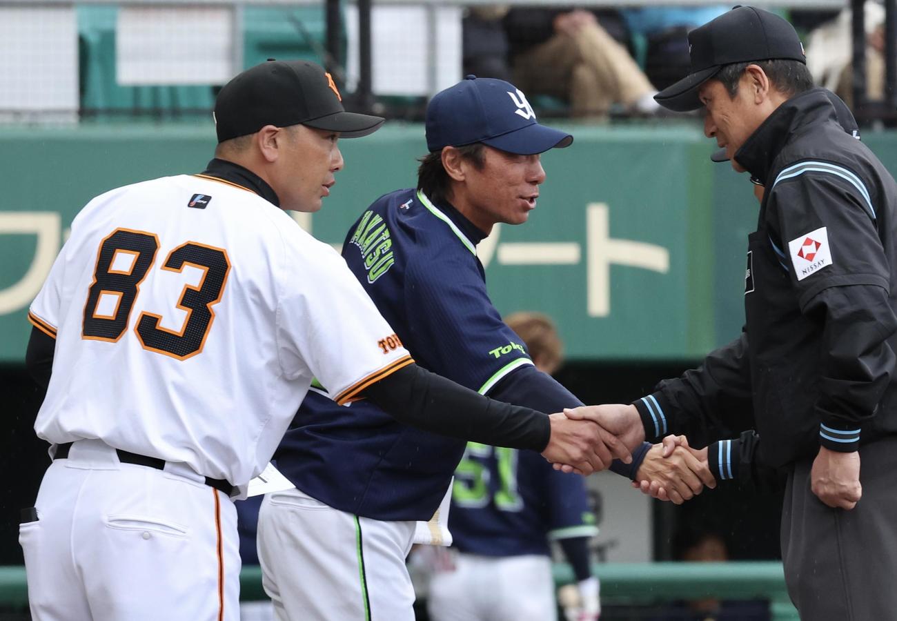 巨人対ヤクルト　開始前、審判と握手を交わす巨人阿部監督（左）とヤクルト高津監督（撮影・河田真司）