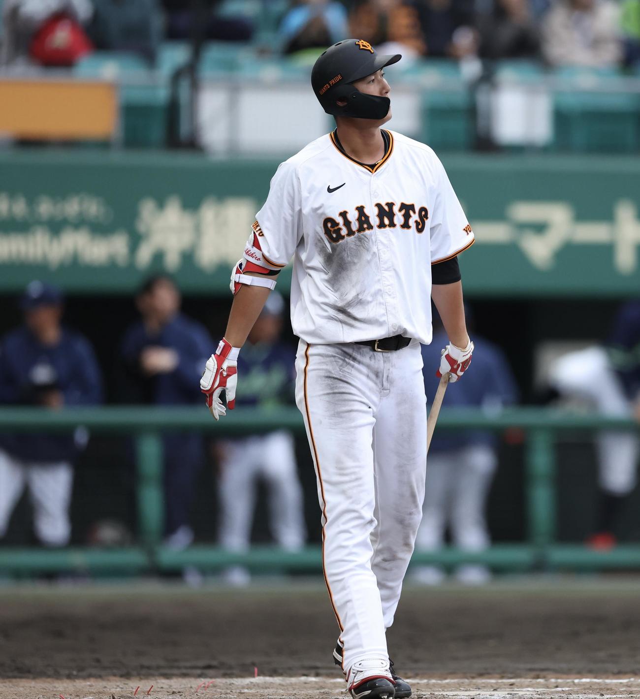 巨人対ヤクルト　9回裏巨人2死二塁、見逃し三振に倒れる秋広（撮影・河田真司）