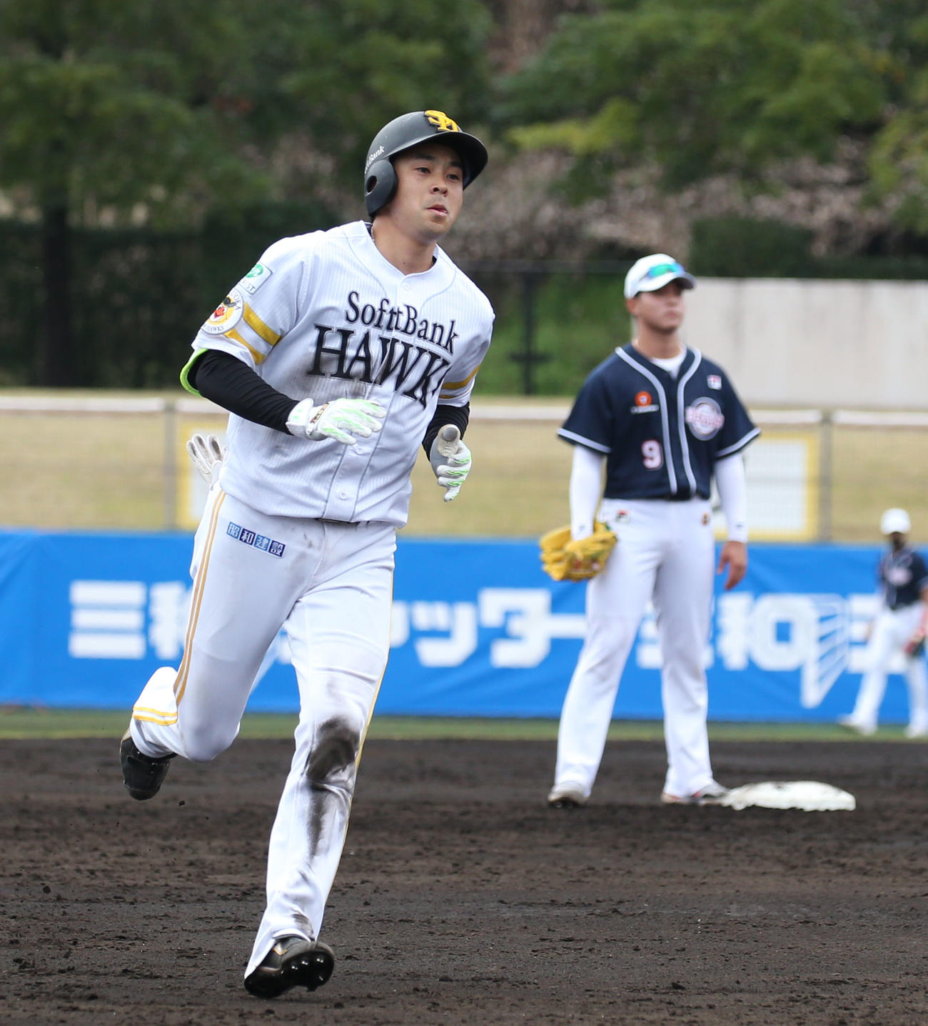 ソフトバンク対斗山ベアーズ　3回裏ソフトバンク無死、川瀬は右越え本塁打を放つ（撮影・冨田成美）