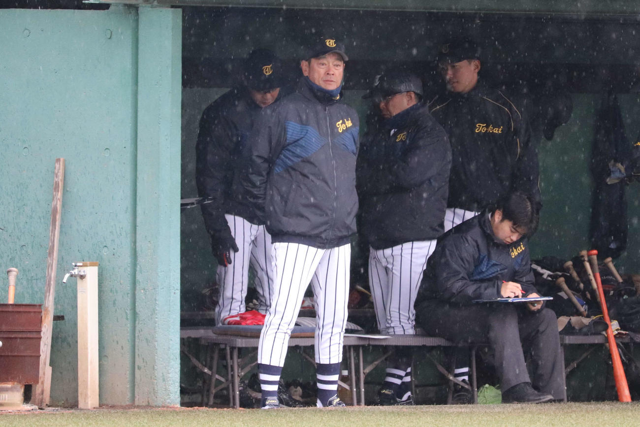 1月1日に就任し、オープン戦初采配の東海大・長谷川監督（撮影・保坂淑子）