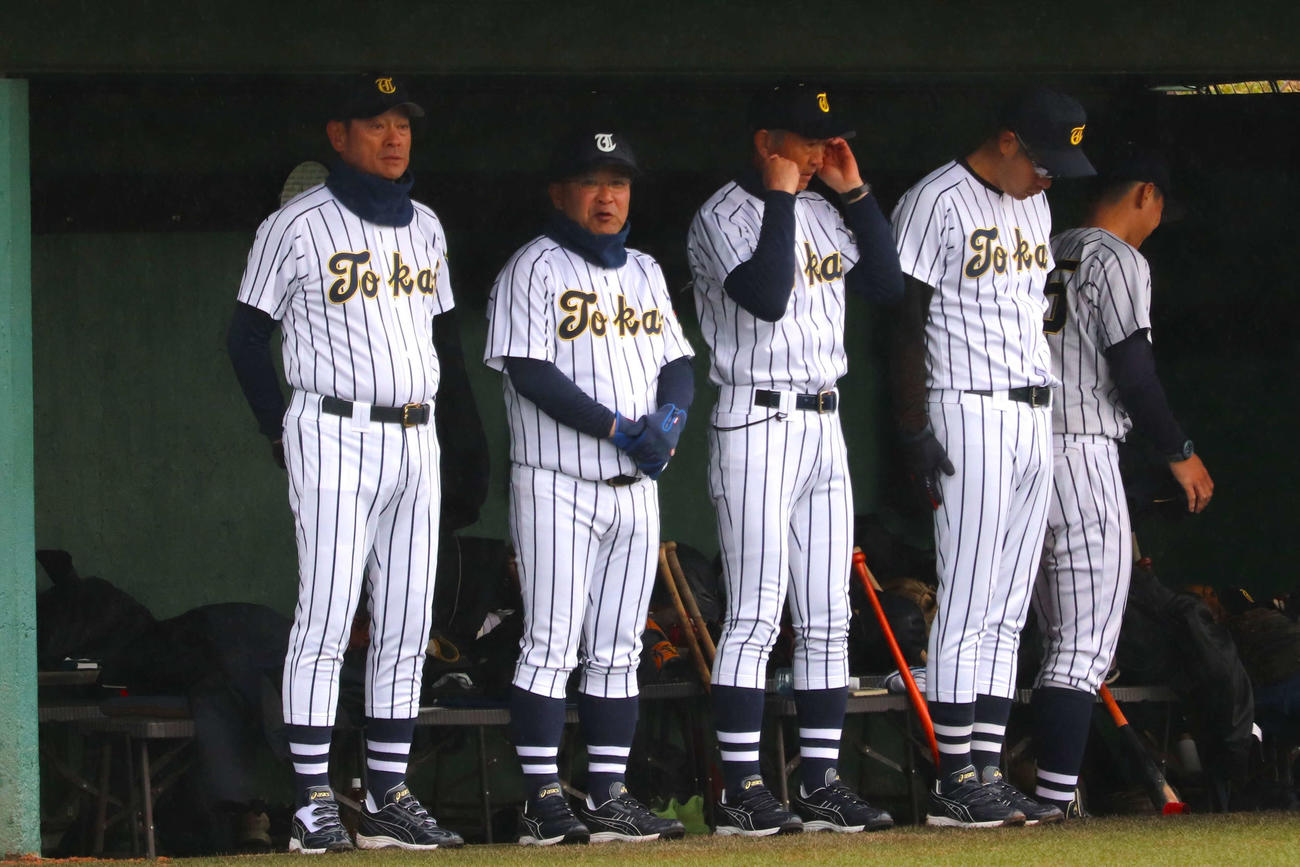 5回雨天コールドで、ベンチ前であいさつの列に並ぶ、オープン戦初采配の東海大・長谷川監督（左）（撮影・保坂淑子）