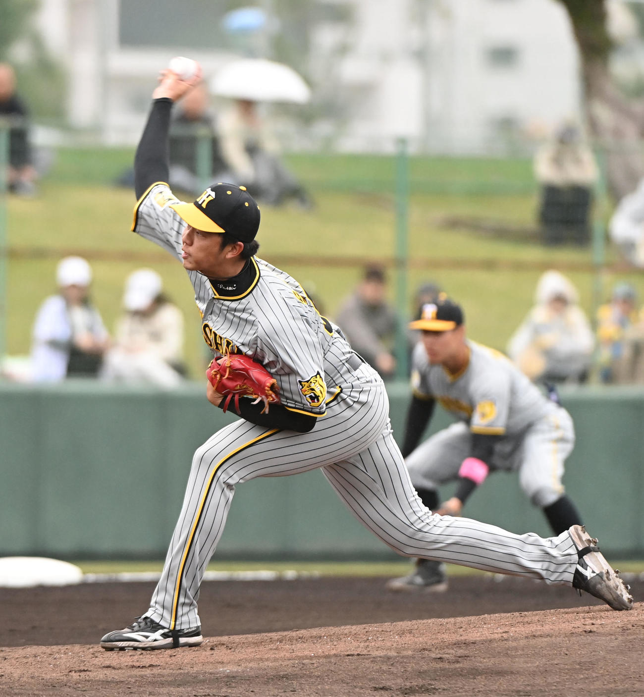 中日対阪神　1回裏、登板する阪神先発の才木（撮影・森本幸一）