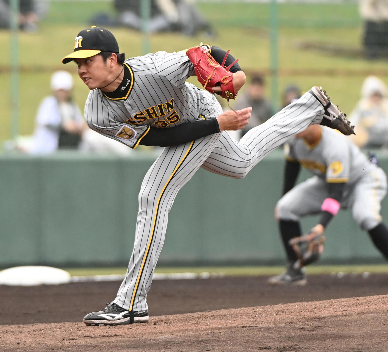 中日対阪神　1回裏、登板する阪神先発の才木（撮影・森本幸一）