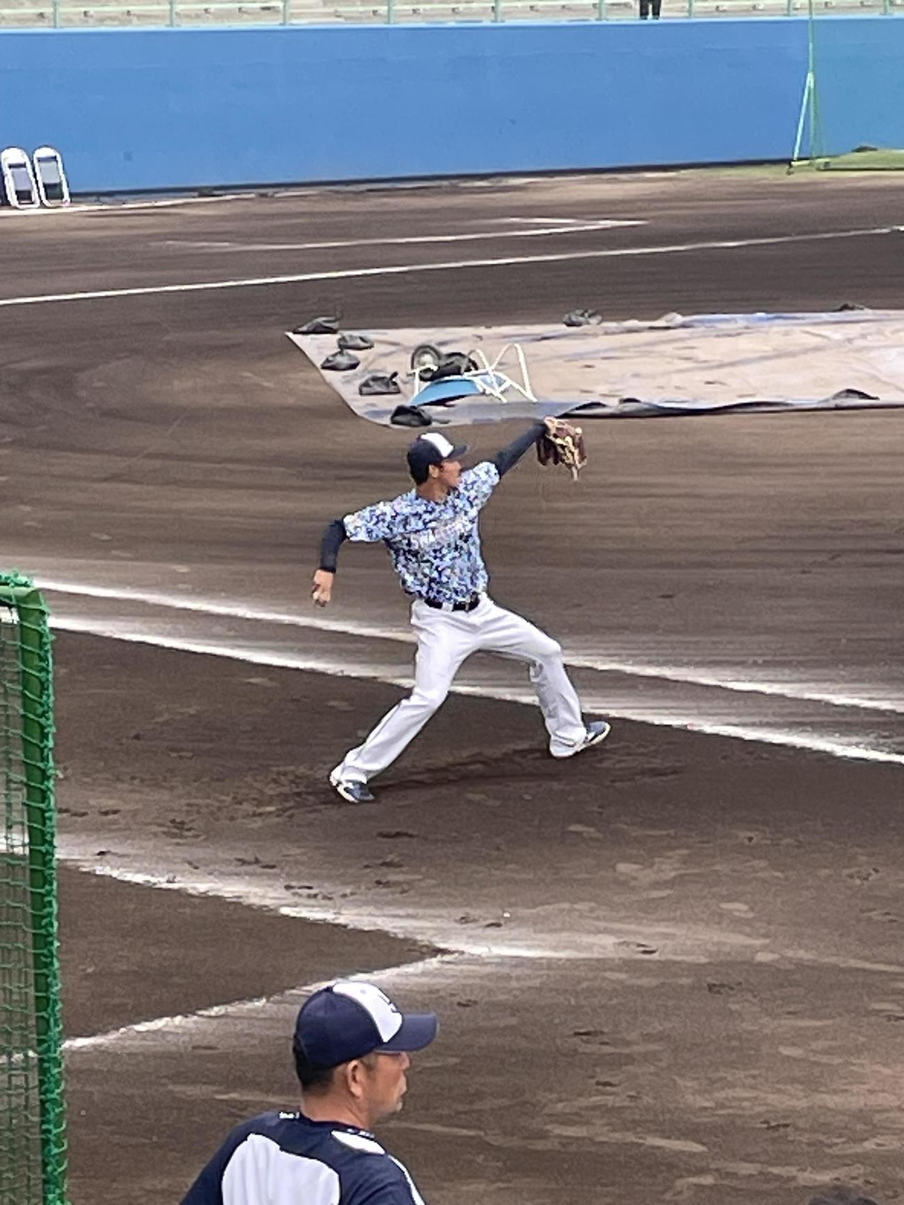 キャッチボールを行うヤクルト奥川