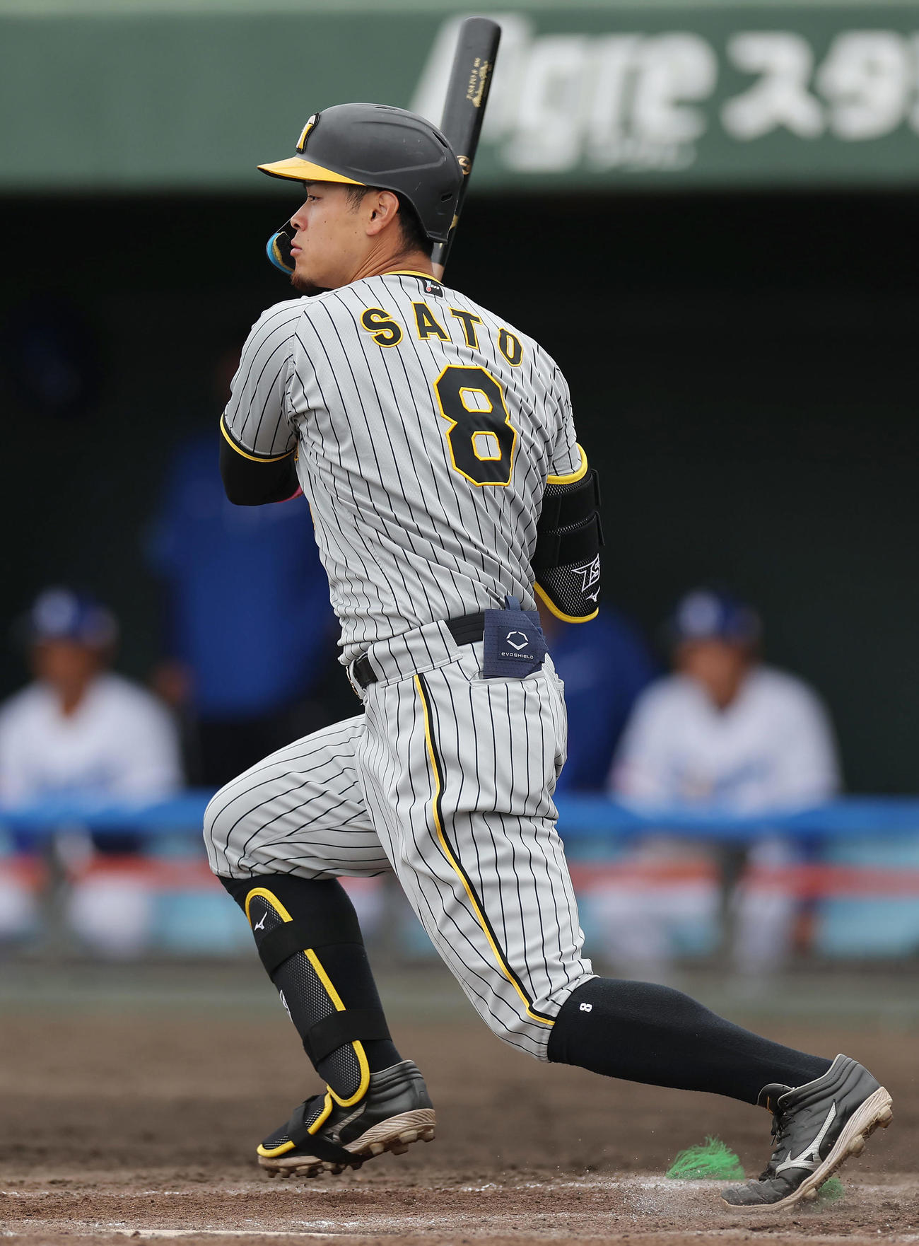 中日対阪神　4回表阪神1死、中前打を放つ佐藤輝（撮影・前田充）