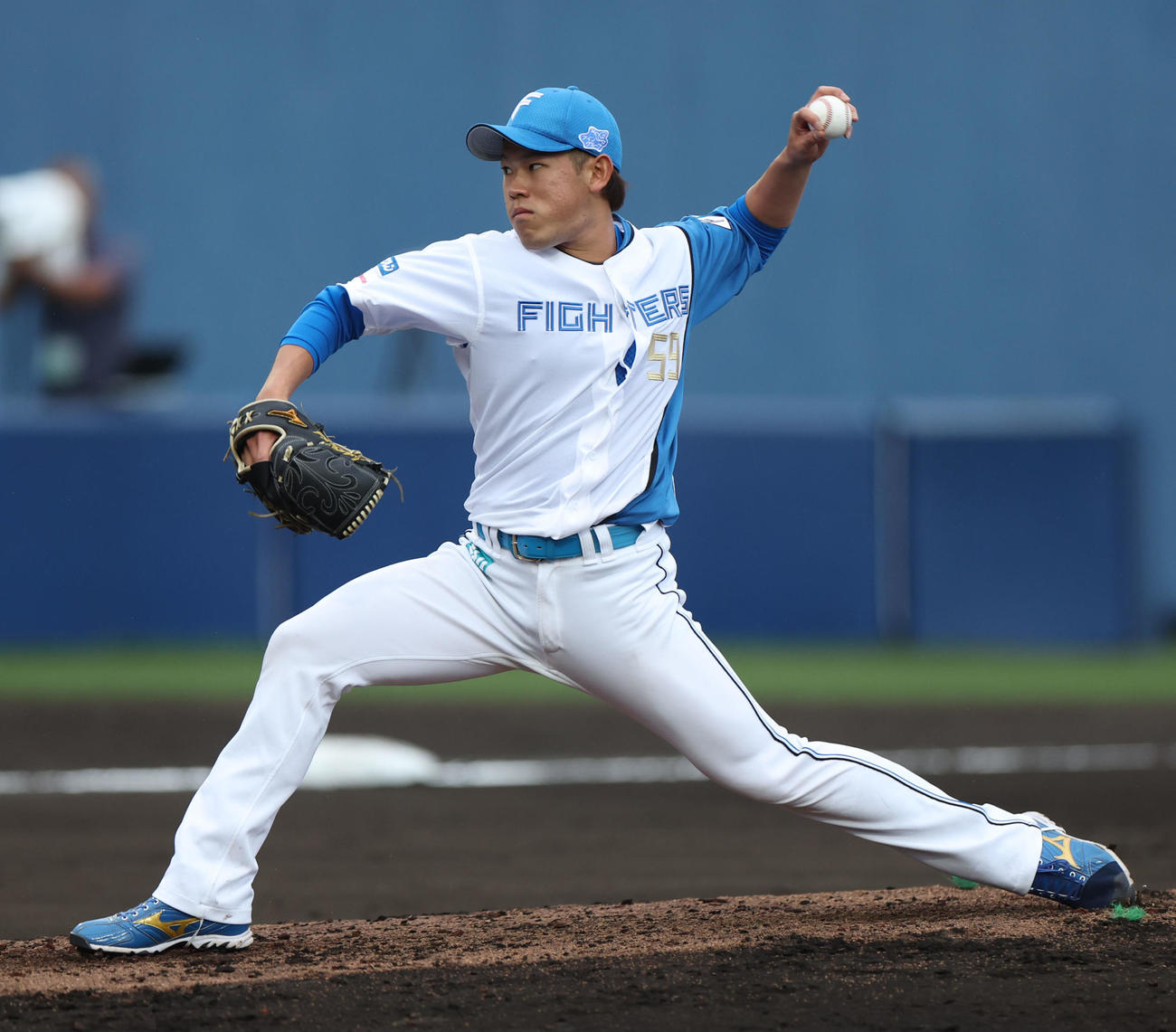 日本ハム対広島　日本ハム3番手の根本（撮影・佐藤翔太）