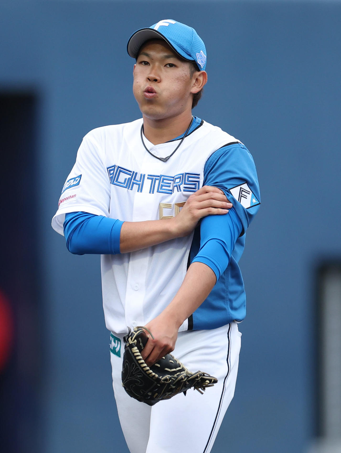 日本ハム対広島　7回表を無失点に抑えベンチに戻る日本ハム根本（撮影・佐藤翔太）