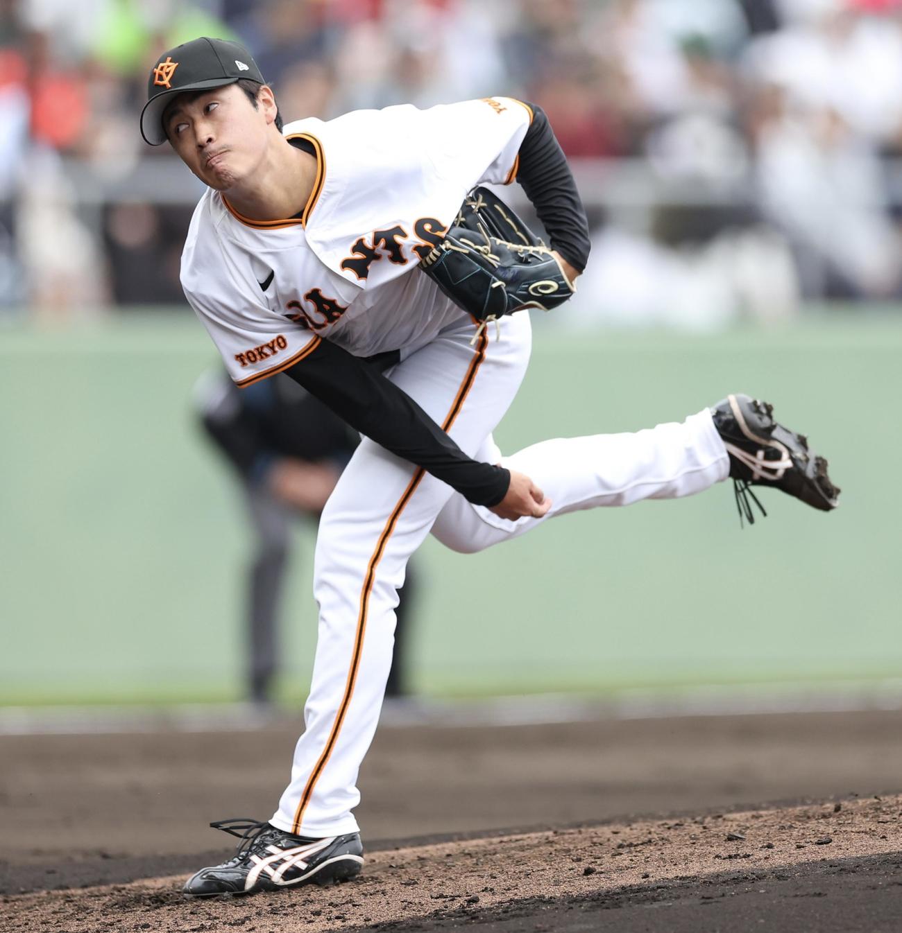巨人対ヤクルト　3回表、巨人3番手で登板する西舘（撮影・河田真司）