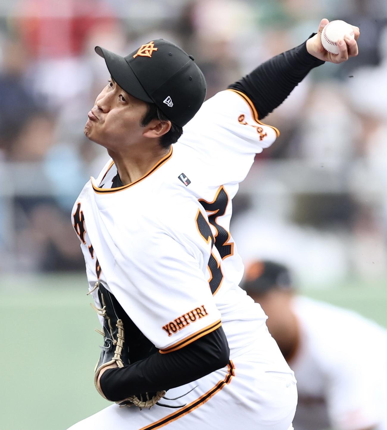 巨人対ヤクルト　3回表、巨人3番手で登板する西舘（撮影・河田真司）