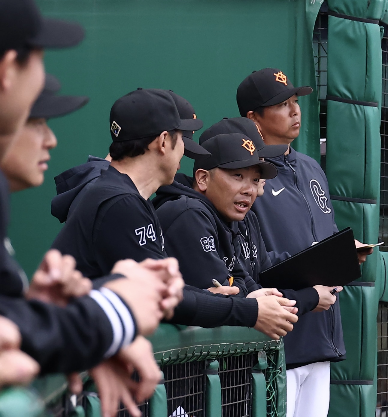 巨人対ヤクルト　戦況を見守る阿部監督（中央）（撮影・河田真司）