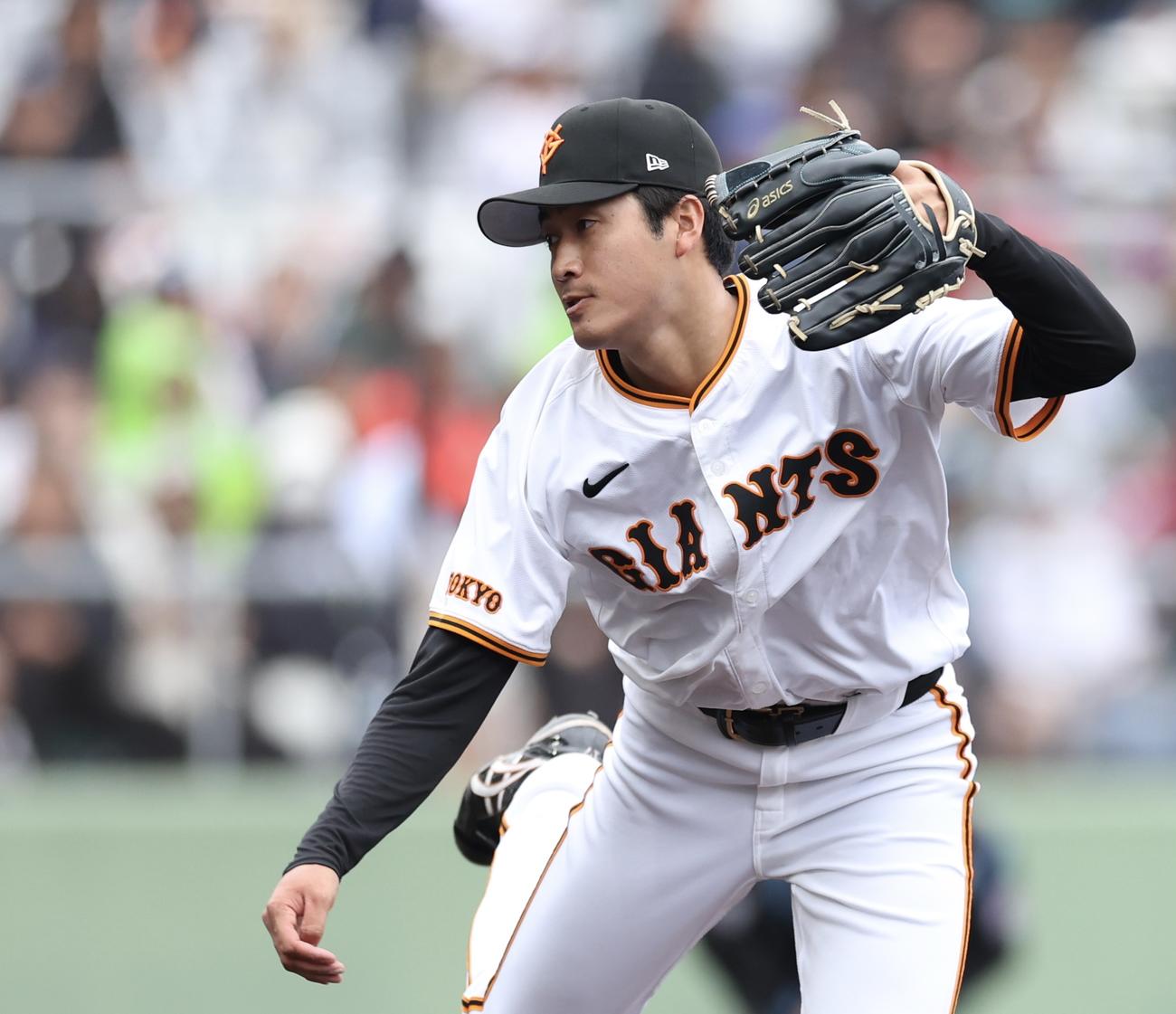 巨人対ヤクルト　3回表、巨人3番手で登板する西舘（撮影・河田真司）